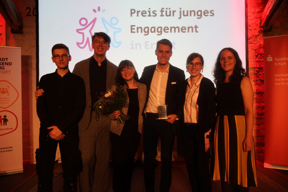 Preisträger und Wegbegleiter bei Ehrung zum "Preis für junges Engagement in Erfurt"